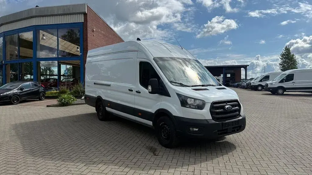 Gebraucht Ford Transit Trend 131 PS (96 kW) 2024 Weiß Limousine