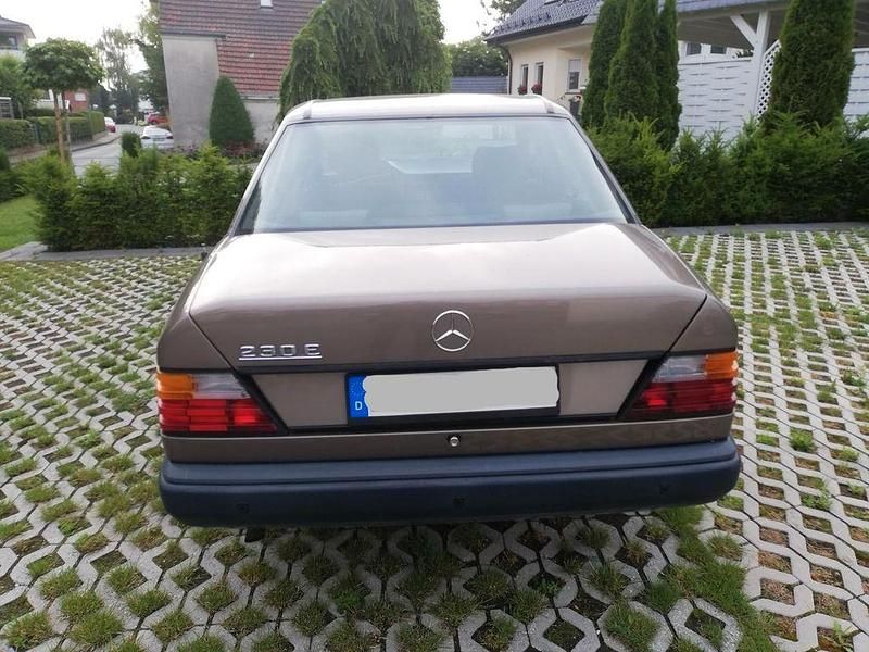 Gebraucht Mercedes E230 132 PS (97 kW) 1987 Gold Limousine