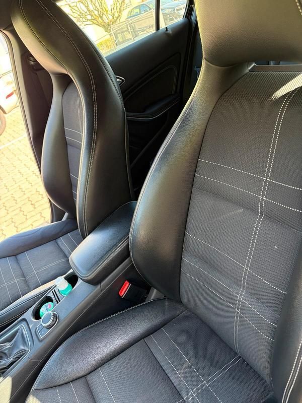 Gebraucht Mercedes A180 122 PS (89 kW) 2012 Schwarz Kleinwagen