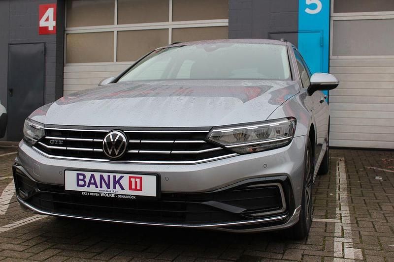 Silber Gebraucht 2021 VW Passat GTE Kombi | 16.598 € (Superpreis) - Bild 1/4