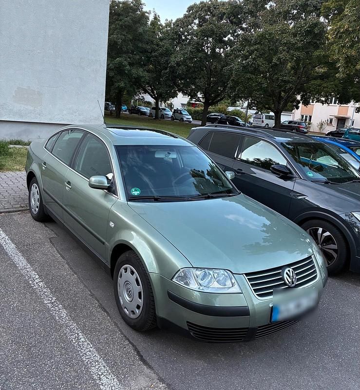 Grün Gebraucht 2002 VW Passat Limousine | 2.250 € (Etwas zu teuer) - Bild 1/3