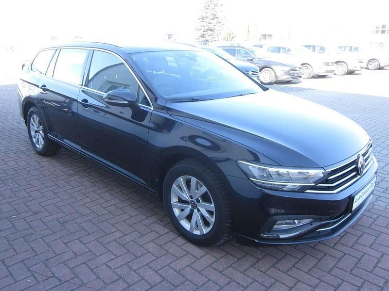 Gebraucht VW Passat 150 PS (110 kW) 2021 Deep black Kombi