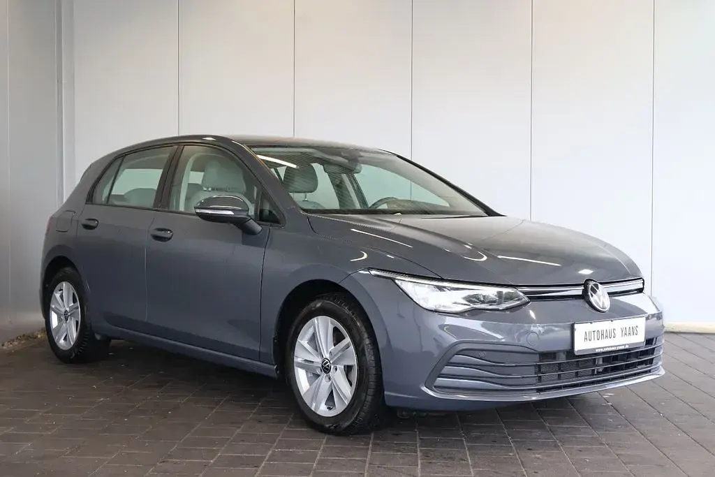 Gebraucht VW Golf VIII Life 131 PS (96 kW) 2022 Grau Limousine