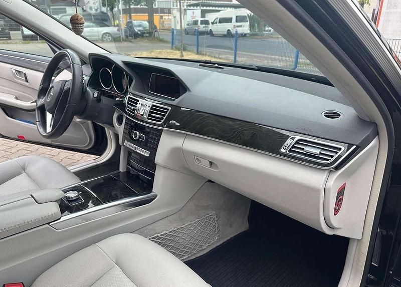 Schwarz Gebraucht 2013 Mercedes E220 Limousine | 18.300 € (Teuer) - Bild 1/4
