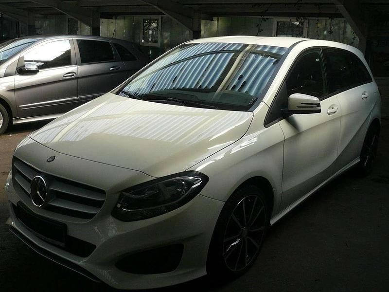 Gebraucht Mercedes B180 122 PS (89 kW) 2016 Calcitweiss/zirrusweiss Van / Kleinbus