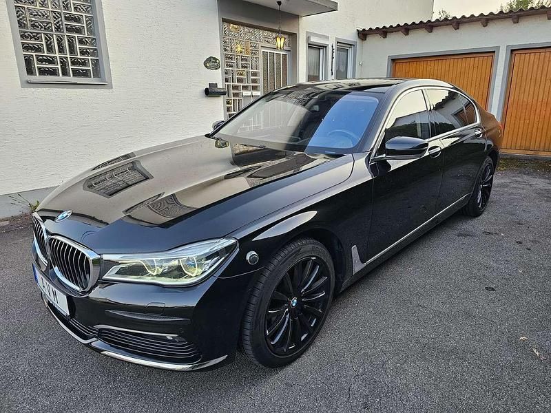 Black sapphire metallic Gebraucht 2019 BMW 740L Limousine | 43.300 € (Fairer Preis) - Bild 1/4