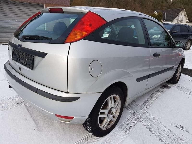 Grau Gebraucht 2002 Ford Focus Basis Kleinwagen | 1.999 € (Fairer Preis) - Bild 1/4