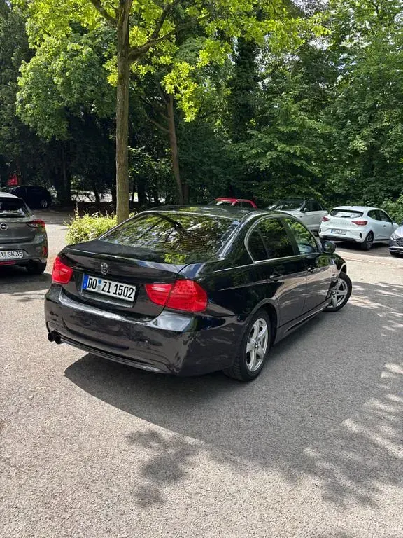Gebraucht BMW 318 143 PS (105 kW) 2011 Schwarz Limousine