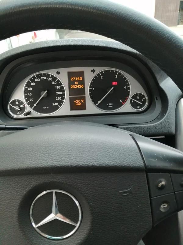 Gebraucht Mercedes B180 109 PS (80 kW) 2010 Silber Van / Kleinbus