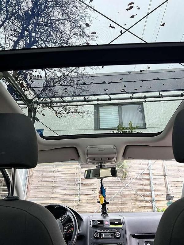 Grau Gebraucht 2012 VW Touran Highline Van / Kleinbus | 11.950 € (Teuer) - Bild 1/4