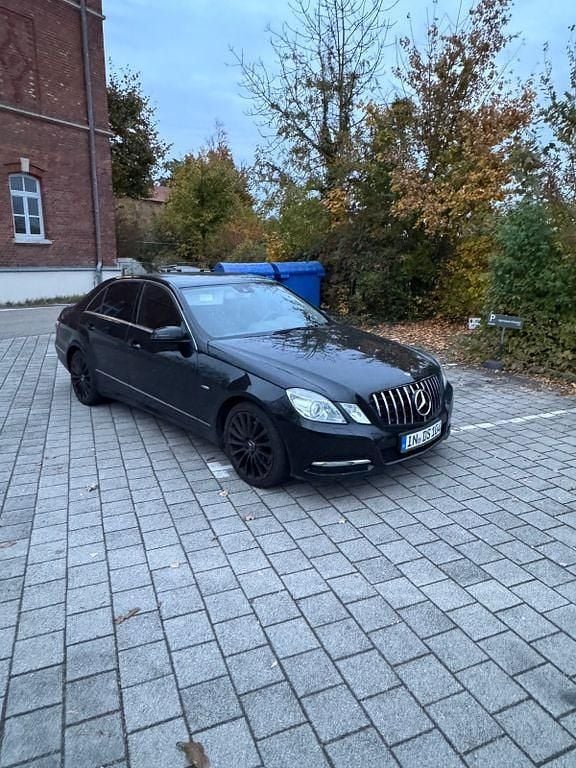 Schwarz Gebraucht 2010 Mercedes E250 Limousine | 8.500 € (Fairer Preis) - Bild 1/4