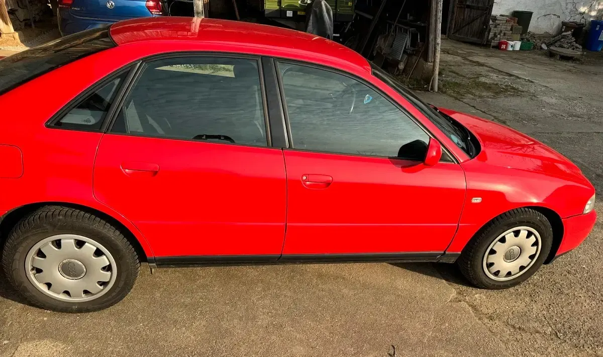 Gebraucht Audi A4 125 PS (91 kW) 2000 Rot Limousine