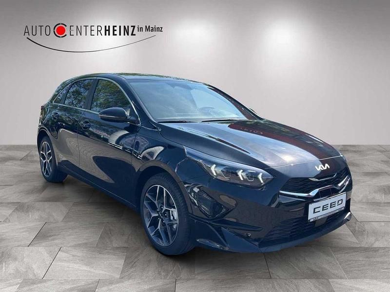 Neu Kia Ceed Style 140 PS (102 kW) 2025 Grau Kleinwagen