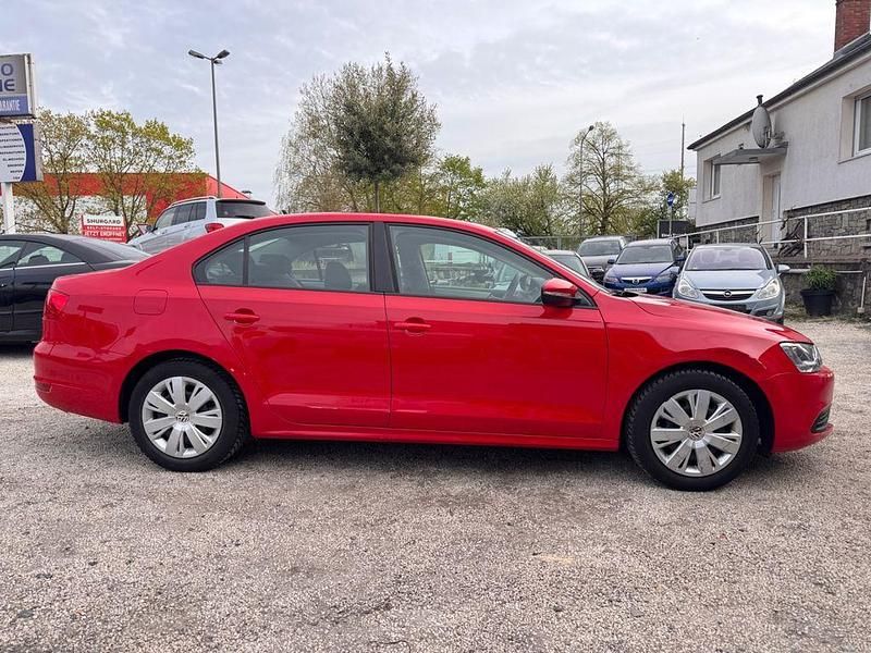 Gebraucht VW Jetta Trendline 105 PS (77 kW) 2014 Rot Limousine