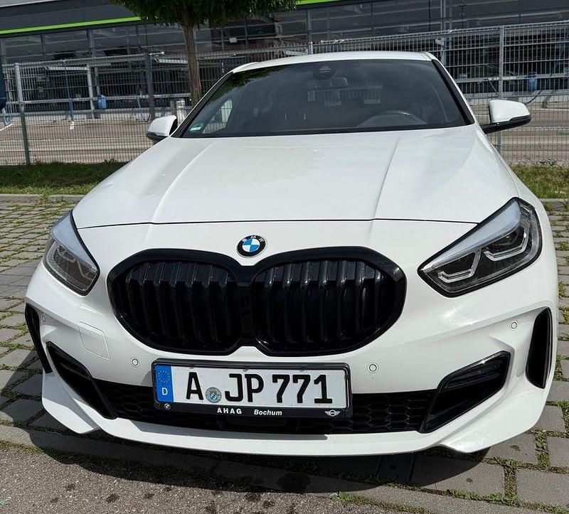 Weiß Gebraucht 2023 BMW 120 M Sport Kleinwagen | 29.800 € (Fairer Preis) - Bild 1/4