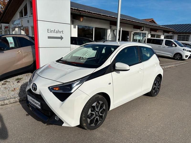 Weiß Gebraucht 2021 Toyota Aygo X-play Kleinwagen | 10.990 € (Etwas zu teuer) - Bild 1/4