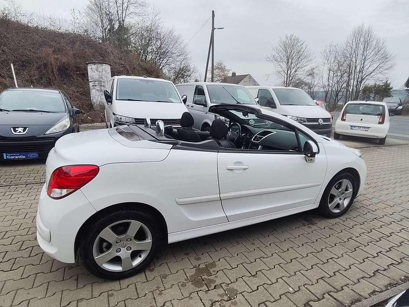 Gebraucht Peugeot 207 Active 120 PS (88 kW) 2012 Lack weiss banquise Cabrio