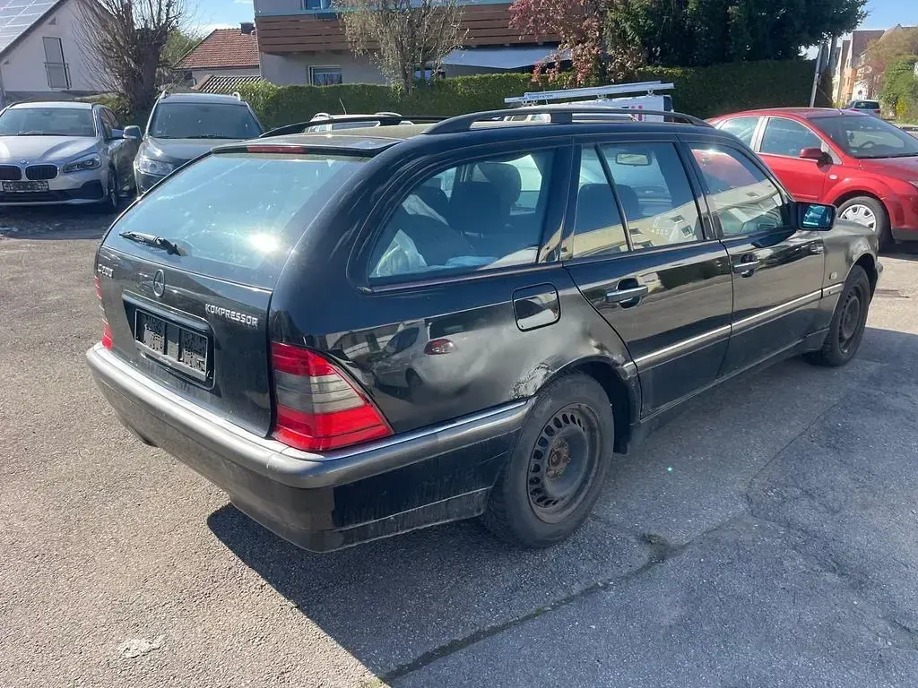 Second-hand Mercedes C200 Elegance 163 CP (119 kW) 2000 Negru Berlinǎ