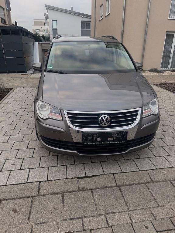 Grau Gebraucht 2009 VW Touran Van / Kleinbus | 4.890 € (Fairer Preis) - Bild 1/4