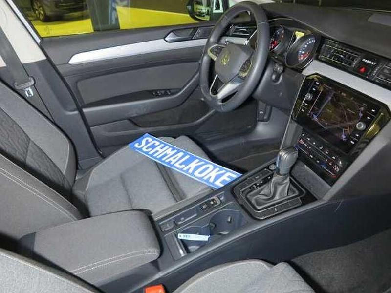 Gebraucht VW Passat Business 150 PS (110 kW) 2023 Glacier white (metallic) Kombi