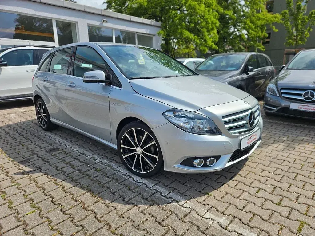 Gebraucht Mercedes B180 122 PS (89 kW) 2012 Silber Van / Kleinbus