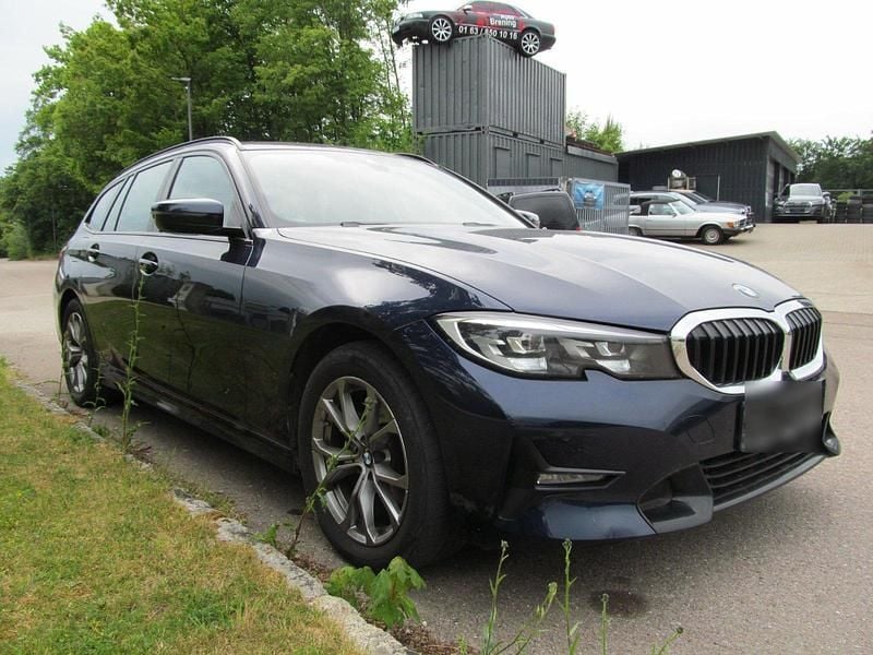 Blau Gebraucht 2022 BMW 320 Sport Line Kombi | 24.500 € (Guter Preis) - Bild 1/4