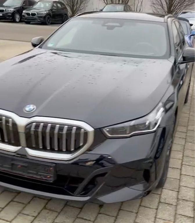 Schwarz Gebraucht 2024 BMW 520 M Sport Kombi | 45.990 € - Bild 1/4