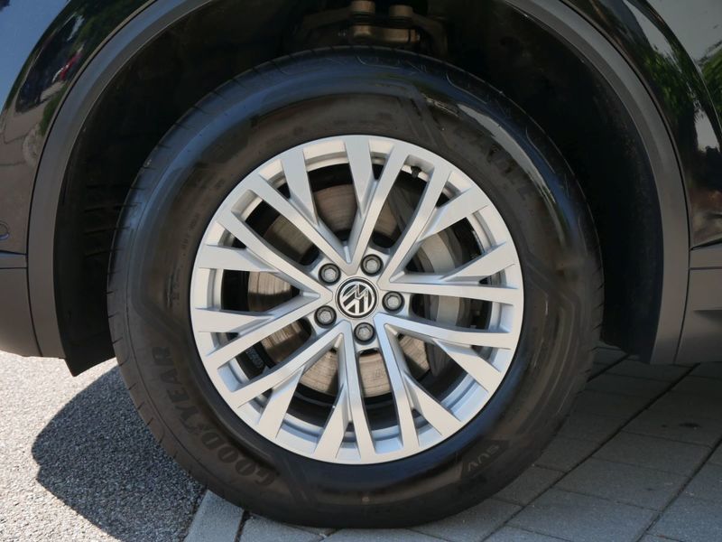 Gebraucht VW Touareg 286 PS (210 kW) 2019 Deep black perleffekt SUV