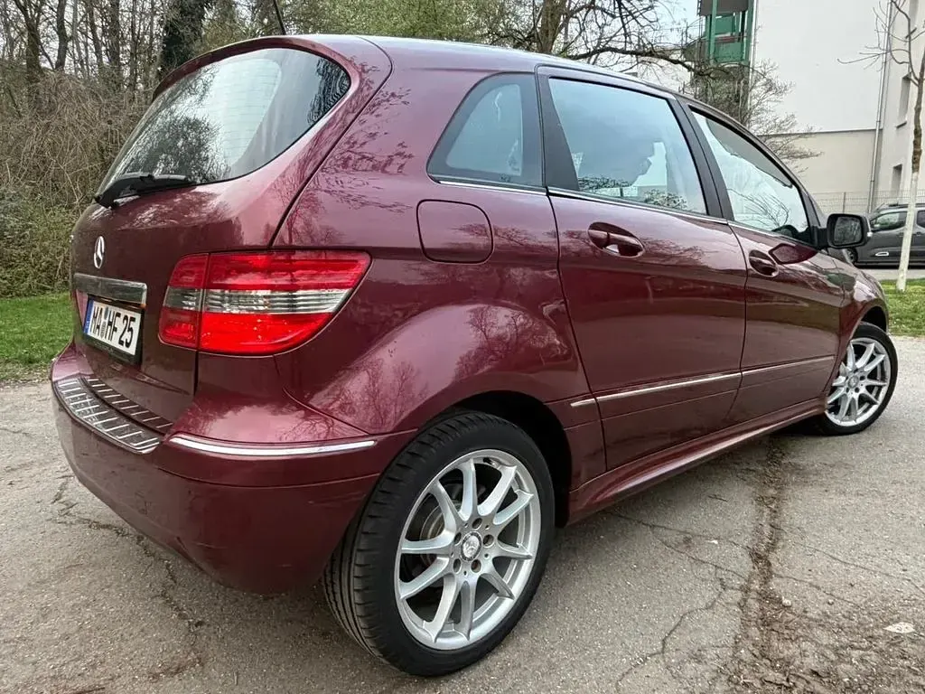 Gebraucht Mercedes B200 136 PS (100 kW) 2010 Rot Van / Kleinbus