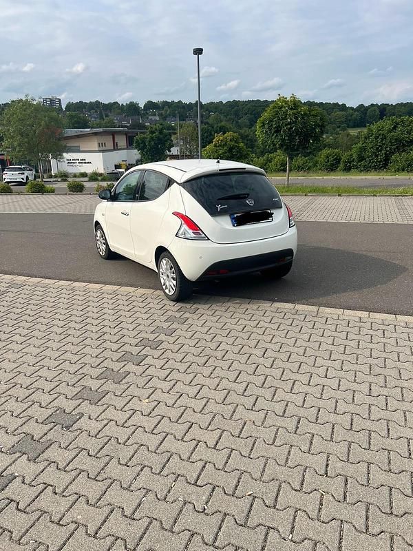 Second-hand Lancia Ypsilon 85 CP (62 kW) 2012 Alb Hatchback
