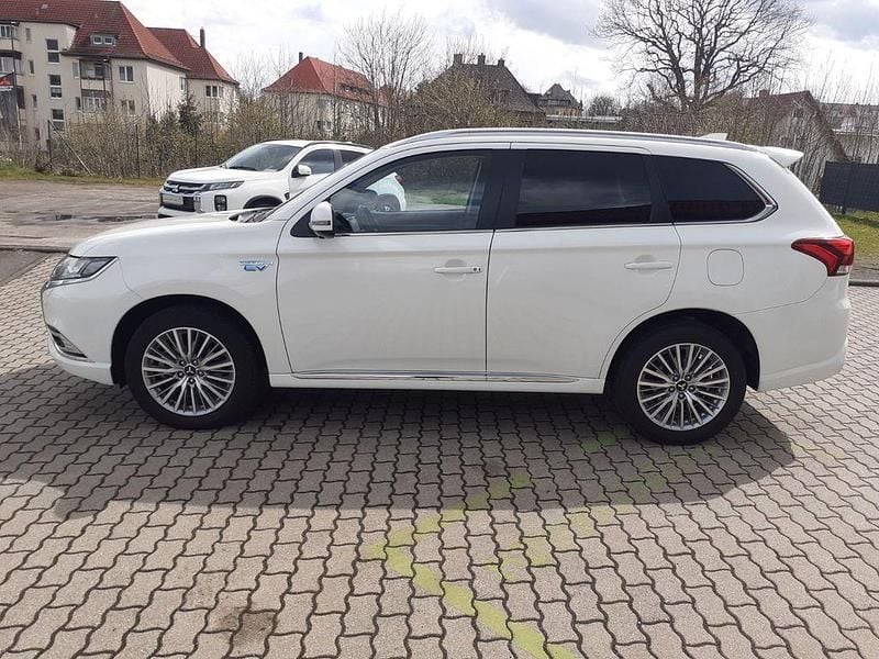 Gebraucht Mitsubishi Outlander P-HEV Plus 224 PS (164 kW) 2020 Weiß SUV