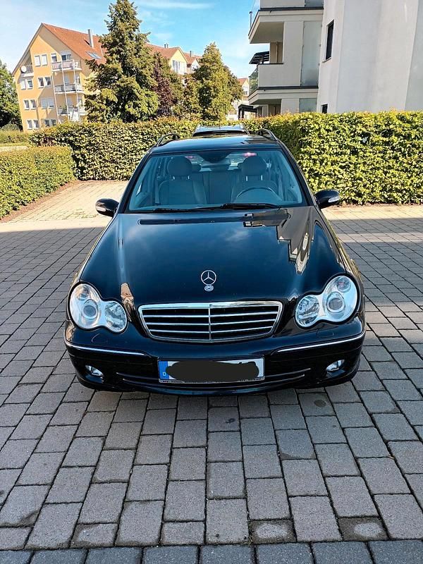 Schwarz Gebraucht 2004 Mercedes C200 Avantgarde Kombi | 2.000 € (Guter Preis) - Bild 1/4