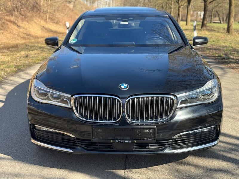 Schwarz Gebraucht 2016 BMW 750 Sport Line Limousine | 22.990 € (Teuer) - Bild 1/4