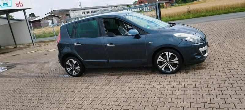 Andere farben Gebraucht 2011 Renault Scénic III Bose Edition Van / Kleinbus | 2.600 € (Fairer Preis) - Bild 1/4