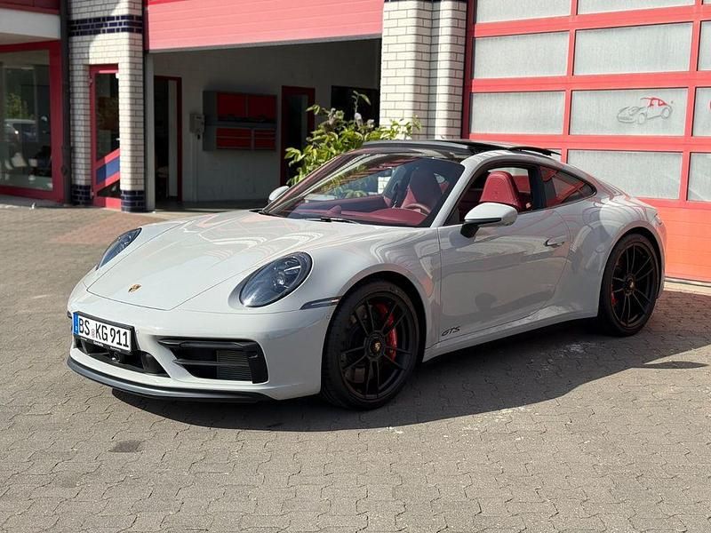 Grau Neu 2025 Porsche 911 Carrera 4 GTS Coupé | 155.950 € (Superpreis) - Bild 1/4