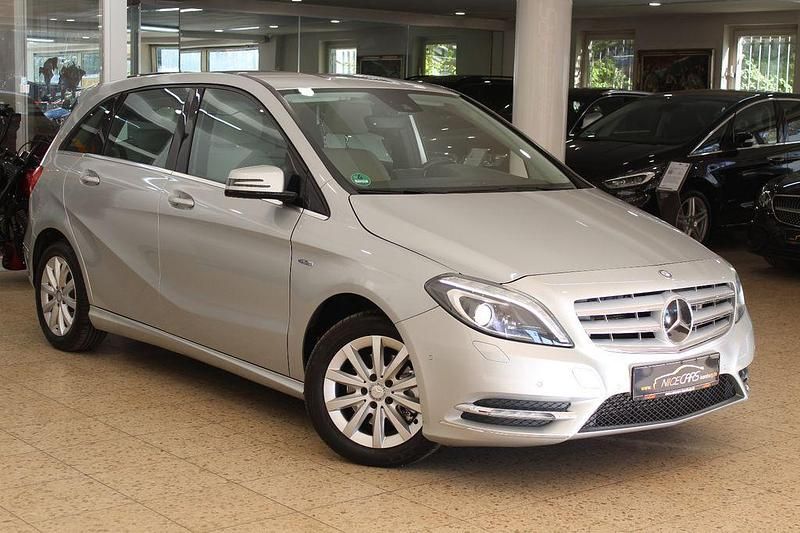 Silber Gebraucht 2012 Mercedes B200 Van / Kleinbus | 11.490 € (Fairer Preis) - Bild 1/4