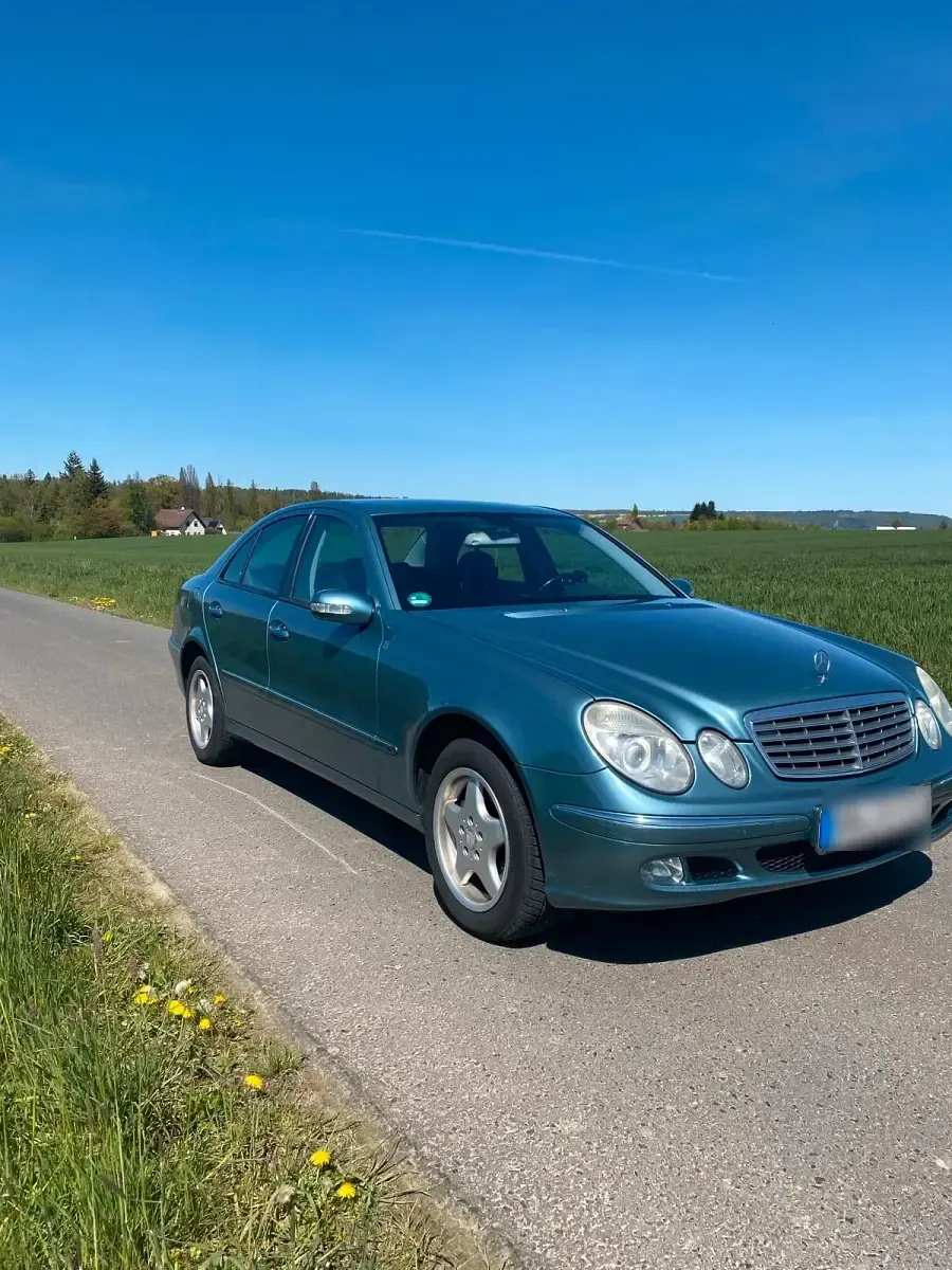 Gebraucht Mercedes E220 150 PS (110 kW) 2003 Blau Limousine