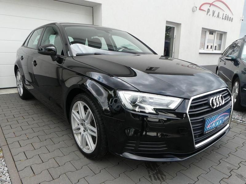 Brillantschwarz Gebraucht 2020 Audi A3 S-Line Limousine | 17.950 € (Superpreis) - Bild 1/4
