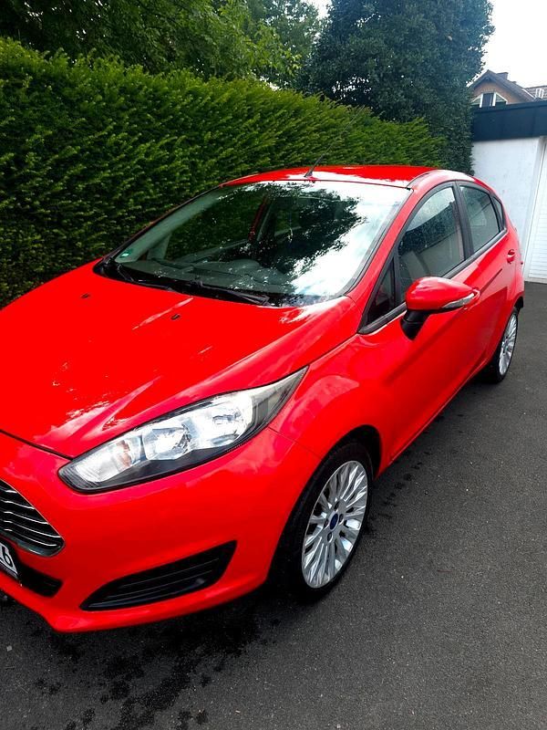 Gebraucht Ford Fiesta 101 PS (74 kW) 2014 Rot Kleinwagen