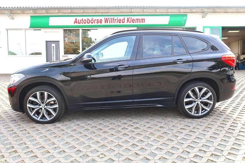 Phantomschwarzpearleffect Gebraucht 2017 BMW X1 Sport Line SUV | 11.990 € (Superpreis) - Bild 1/4