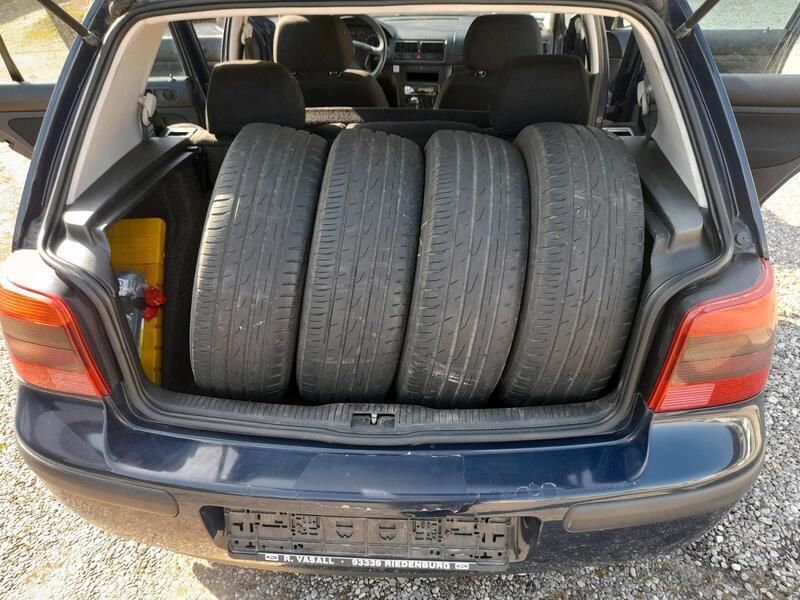 Blau Gebraucht 2000 VW Golf IV Limousine | 2.100 € (Etwas zu teuer) - Bild 1/4