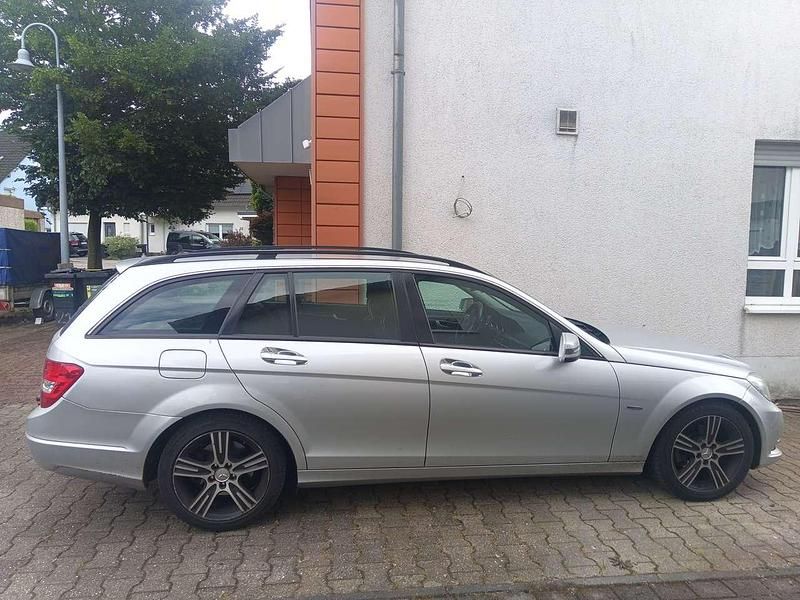 Silber Gebraucht 2012 Mercedes 220 Kombi | 7.800 € - Bild 1/4