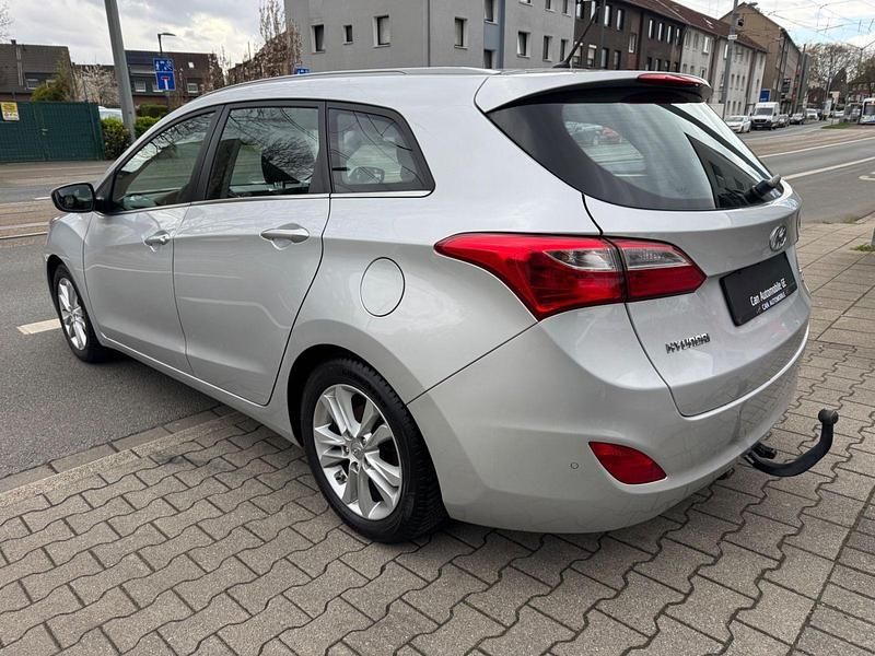 Gebraucht Hyundai i30 Trend 99 PS (72 kW) 2015 Silber Kombi