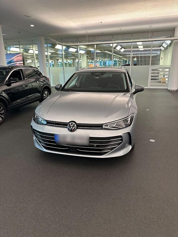 Silber Gebraucht 2024 VW Passat Business Kombi | 33.900 € (Guter Preis) - Bild 1/4