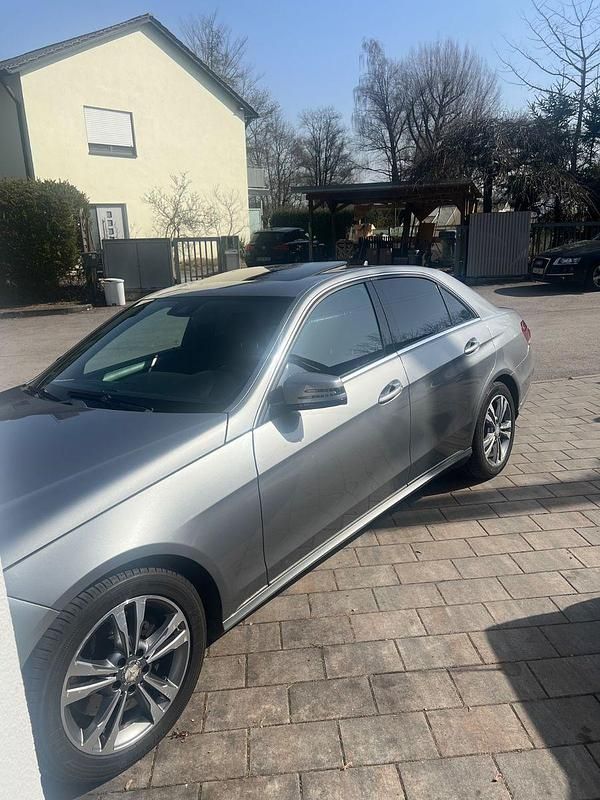 Gebraucht Mercedes E220 Elegance 170 PS (125 kW) 2014 Grau Limousine