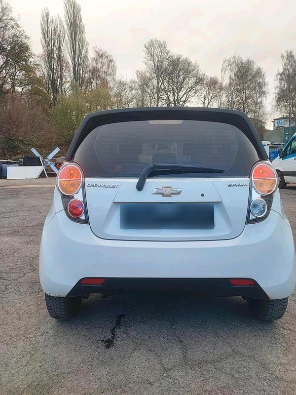Gebraucht Chevrolet Spark 68 PS (50 kW) 2011 Weiß Kleinwagen