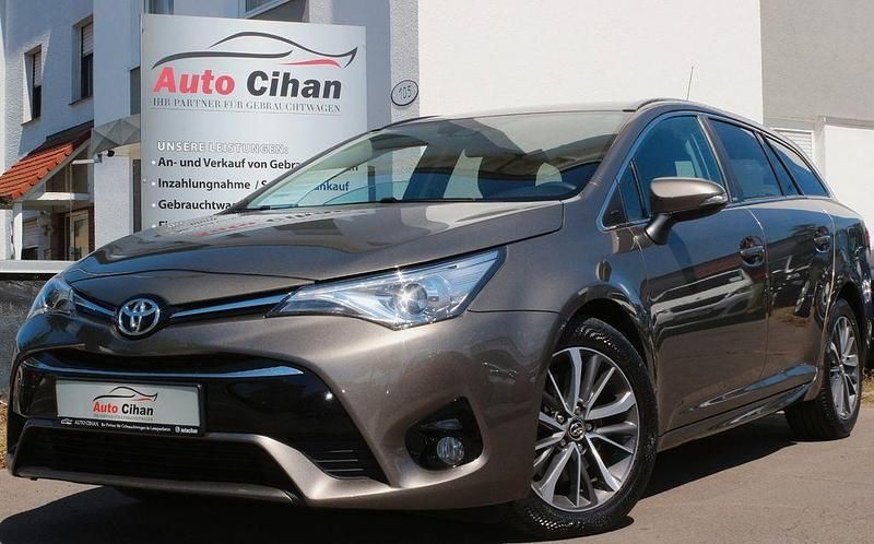 Grau Gebraucht 2016 Toyota Avensis Edition-S Kombi | 13.890 € (Fairer Preis) - Bild 1/4