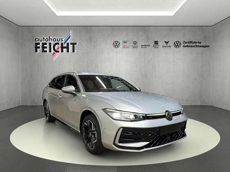 Neu VW Passat R-line 177 PS (130 kW) 2025 Oyster silver metallic Kombi