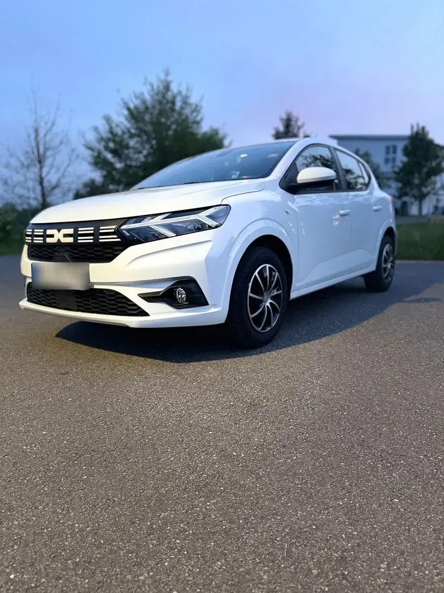 Używany Dacia Sandero Expression 91 KM (66 kW) 2023 Biały Sedan/Limuzyna