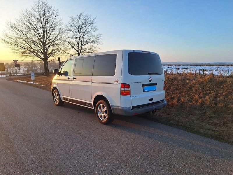 Weiß Gebraucht 2004 VW Caravelle Van / Kleinbus | 6.999 € (Fairer Preis) - Bild 1/4